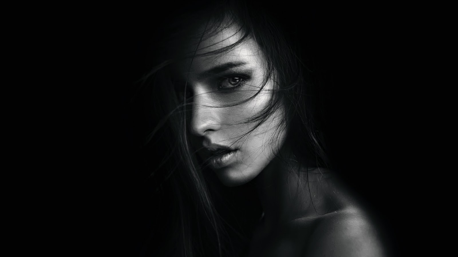 Girl with Black Background (Wallpaper) VAMOUS ID
