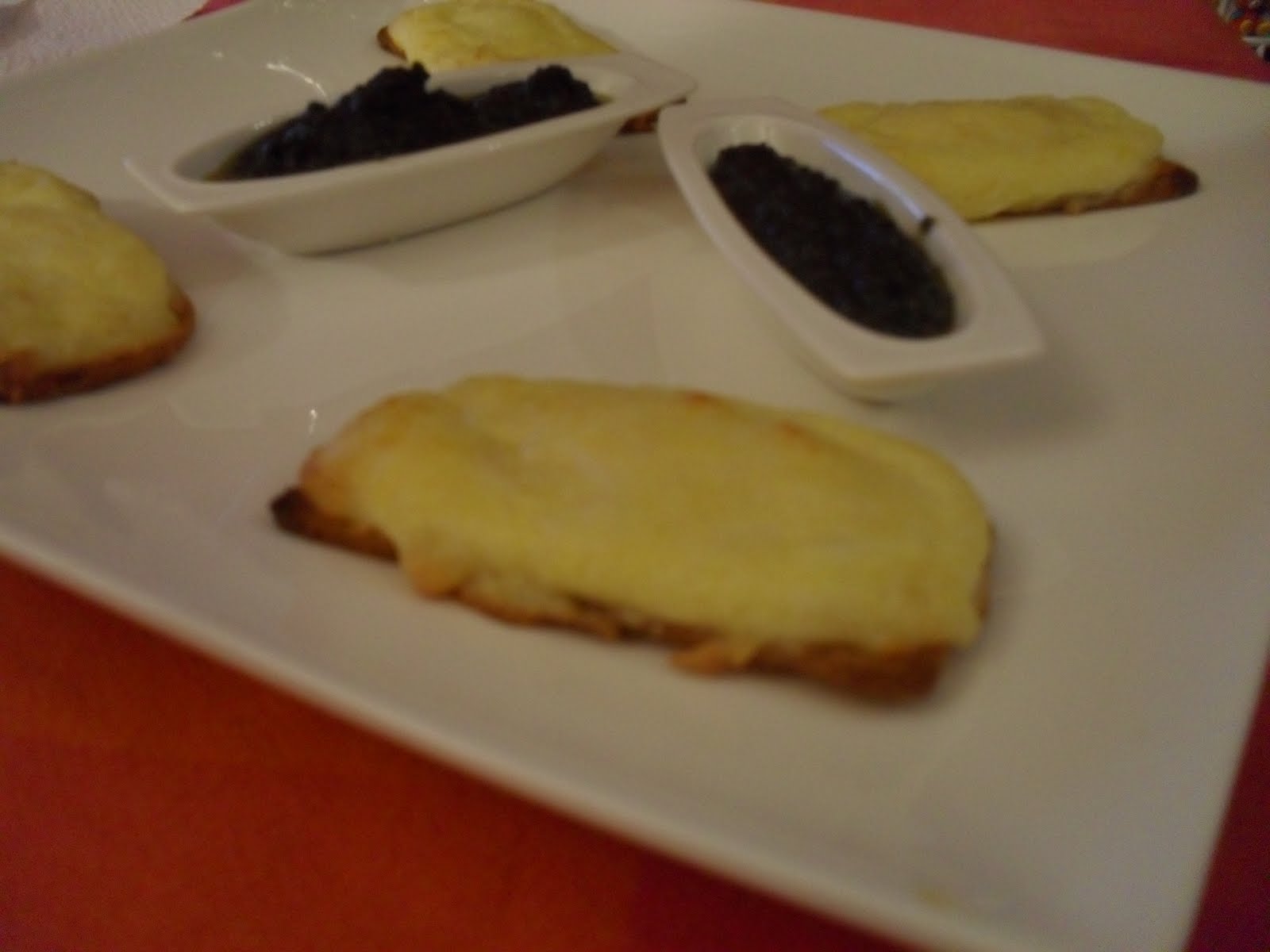 Pecaras de Gula TOSTAS DE QUESO CON TAPENADE DE ACEITUNAS