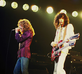 Imagen de un concierto en Illinois, Chicago, 1977, en la que aparecen Jimmy Page y Robert Plant interpretando Stairway to Heaven (AutorJim Summaria; cc:by-sa)