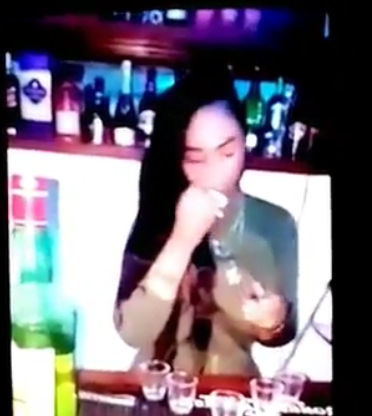 000 Video: Ghanaian bar owner allegedly caught on camera cleaning glasses with her saliva