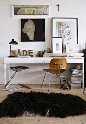 Zonas de trabajo en blanco, negro y madera