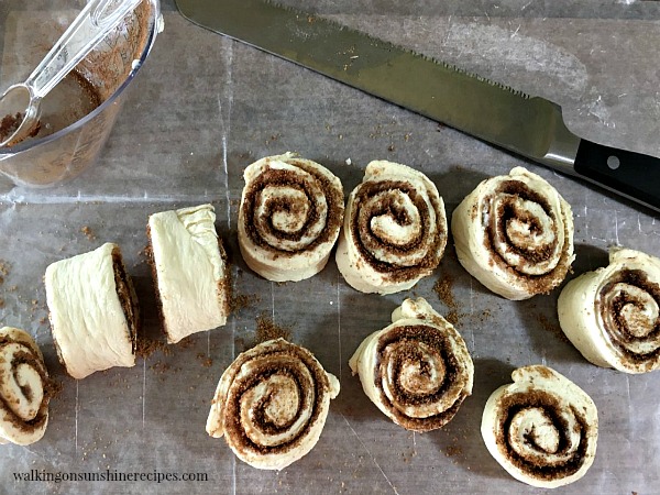 Ingredients Spread butter all over the surface of the dough. Sprinkle buttered dough with brown sugar, cinnamon, walnuts and raisins. Drizzle about half of the caramel topping over the dough. Roll up the dough so it ends up as a long tube. Slice the dough into 3/4
