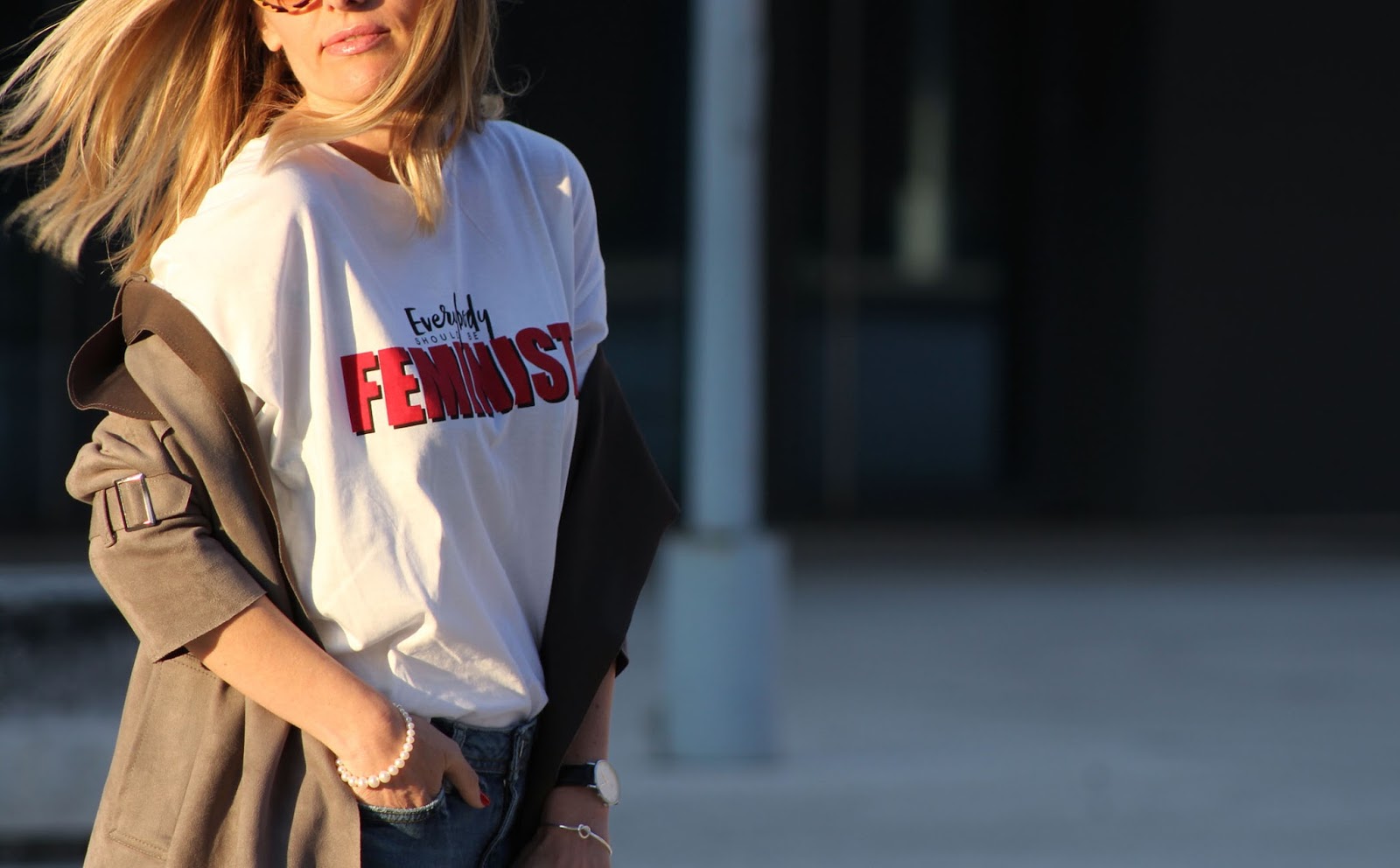 Creare un look casual chic and we should all be feminists