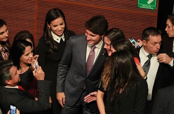 Diputadas acosaron al primer ministro de Canadá, "quiero una foto contigo papito", decian.. Diputadas acosaron al primer ministro de Canadá, "quiero una foto contigo papito", decian..