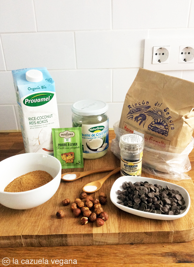 Magdalenas veganas de espeltacon chips de chocolate y avellanas. Muffins veganos espelta.