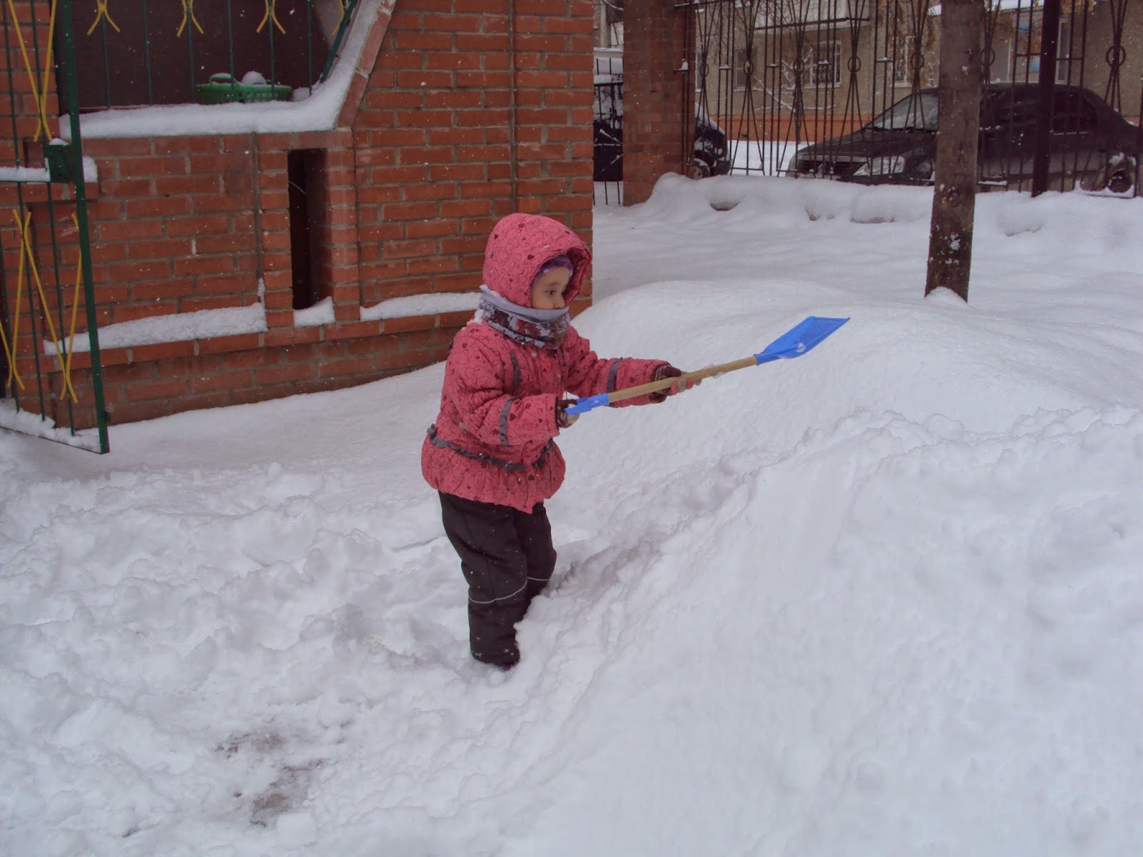 Зиму гоним со двора. Весна в окно стучится и гонит со двора стих. Благоустройство двора зимой. Картинка гонит со двора. Ф тютчев зима недаром злится.