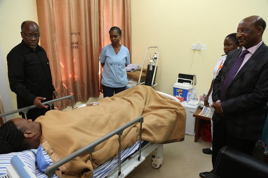 RAIS MAGUFULI ALIPOMTEMBELEA NA KUMJULIA HALI MKE WAKE NA WAGONJWA