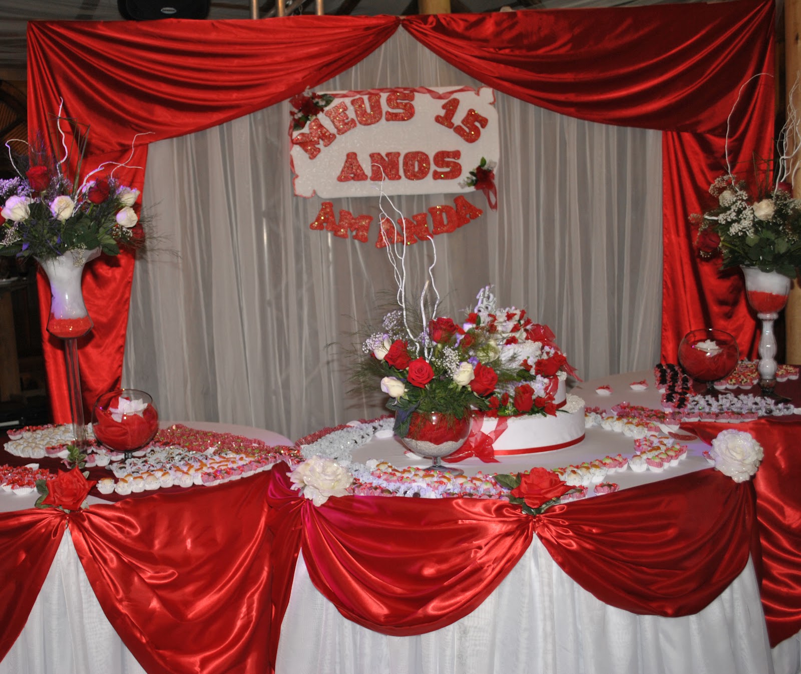 Jumandalaluana: Decoração 15 Anos - Vermelho e Branco