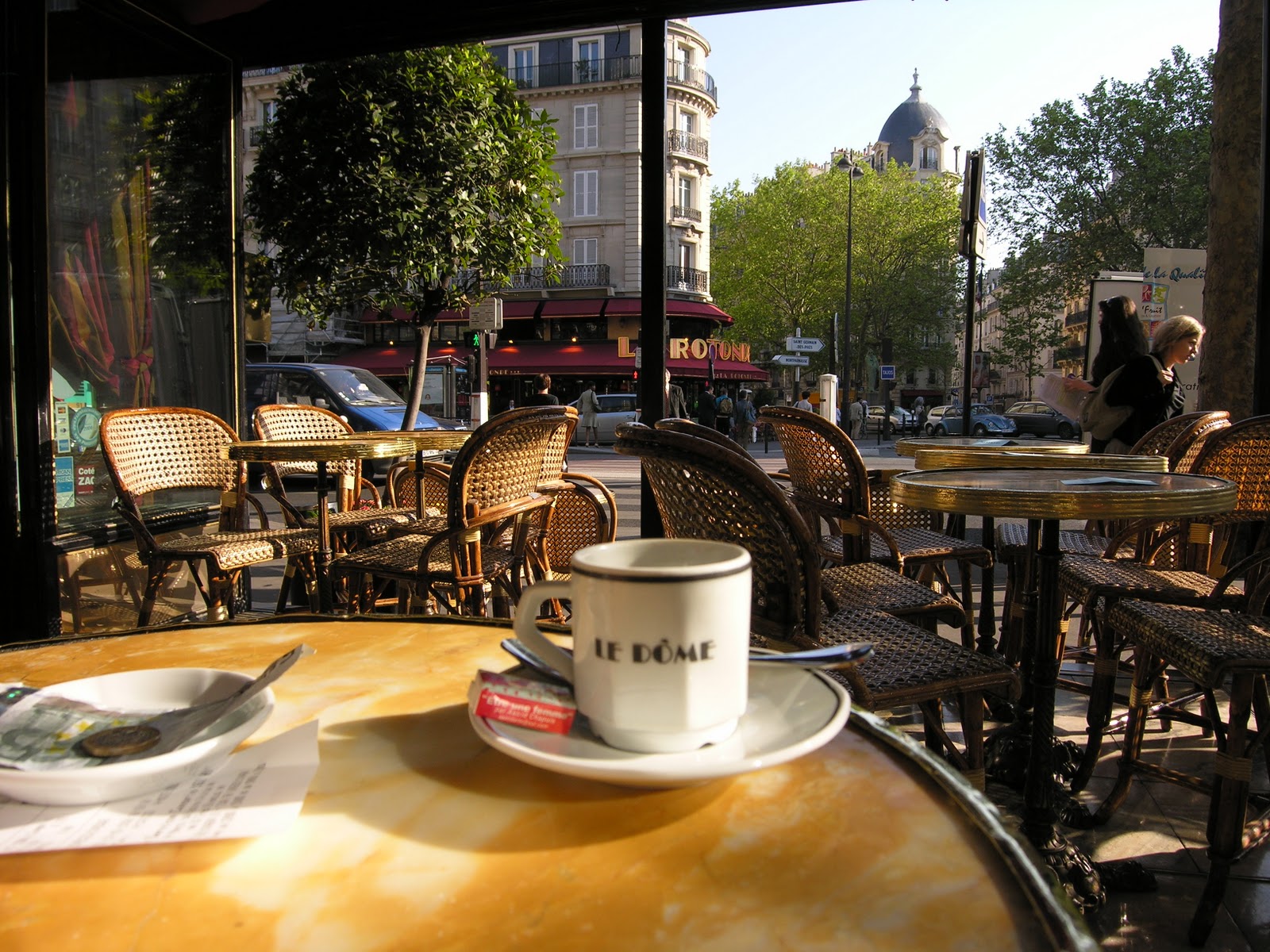 Кофе городок. Кафе Ле Жардан Париж. Париж кофе "Дофин". Кофе в Париже. Уличное кафе.
