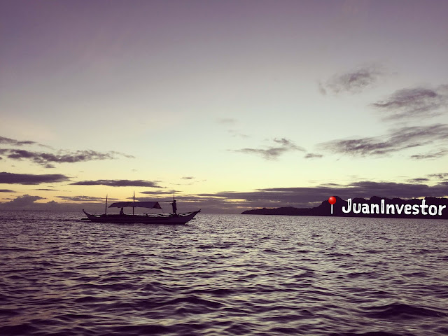 small-boat-while-sunset-in-borawan