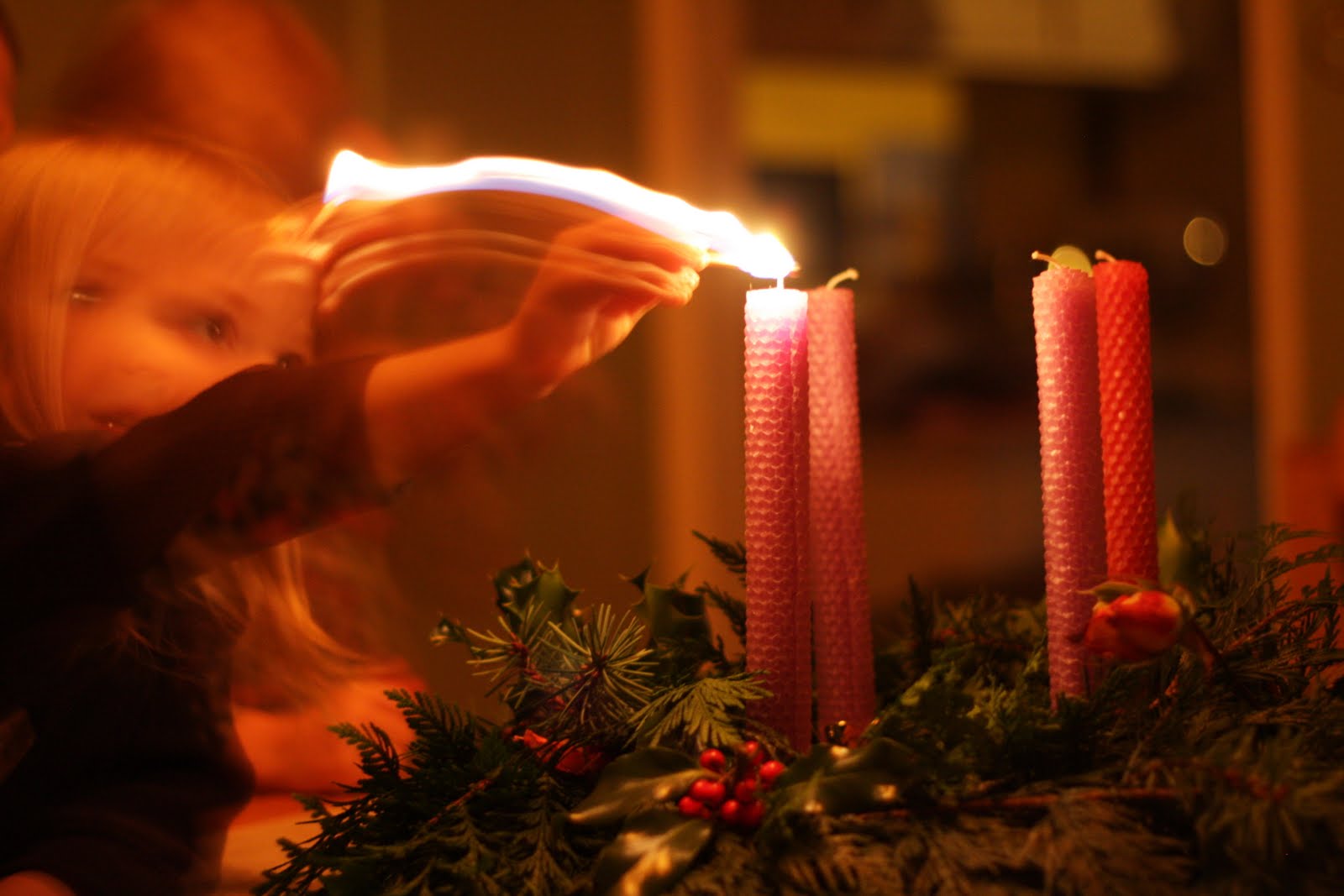 свеча новогодняя "елка". кристмас католическое рождество. зажженная свеча. красивые свечи. какого цвета свечи зажигать на новый год.