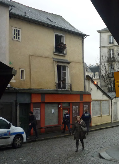 Tentative de dialogue entre les nouveau habitants et les policiers municipaux...