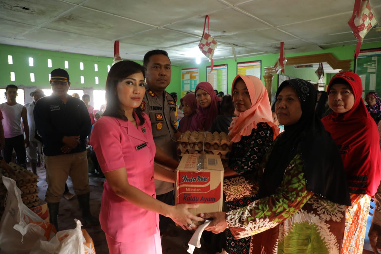 Kapolres Asahan AKBP Faisal Napitupulu dan Ketua Bhayangkari Cabang Asahan saat memberikan bantuan kepada korban banjir. Kapolres Asahan AKBP Faisal Napitupulu dan Ketua Bhayangkari Cabang Asahan saat memberikan bantuan kepada korban banjir.