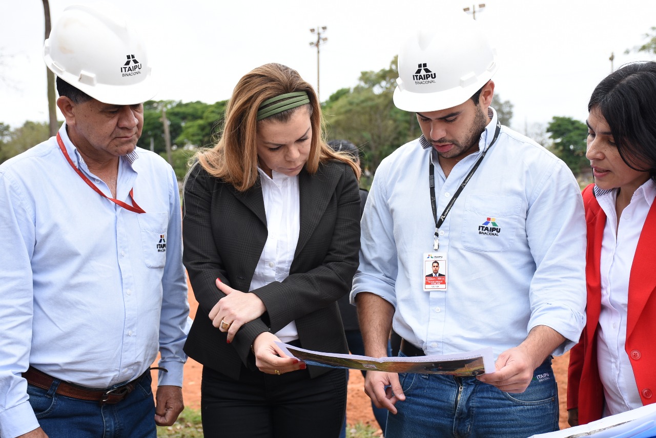 Sandra observa los planos de la obra acompañada de técnicos de Itaipu Binacional. La intendente de Ciudad del Este, Sandra Zacarías, reiteró su agradecimiento al presidente Horacio Cartes por los multimillonarios recursos económicos que destinó en obras para la ciudad durante su mandato.