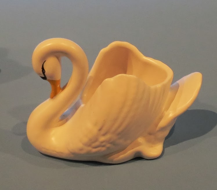 New Zealand Pottery and Crown Lynn with Valerie : Swans, figurines,  vases... exhibition in Whangarei and a talk on 16th March