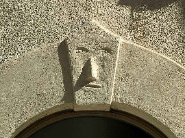 Face above a front door, Borgo dei Cappuccini, Livorno