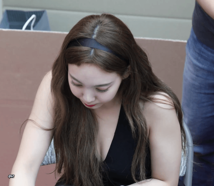 의식하는 트와이스 나연