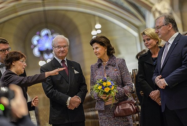 Controversial Backstage Photos Of Queen And Diego Maradona In