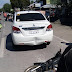 Após seu carro se atingido por uma moto, este homem demonstra amor, não raiva.