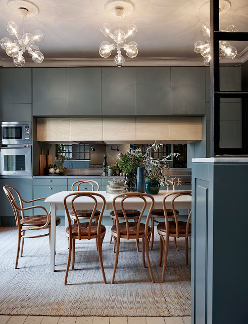 A sophisticated Stockholm apartment in blue tones