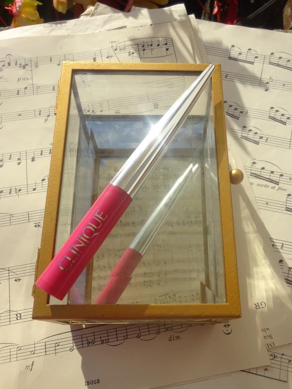 Sparkling Magpie Beak Claws Clinique Pop Lip Shadow Cushion Matte Lip Powder In Pop Fushia 06