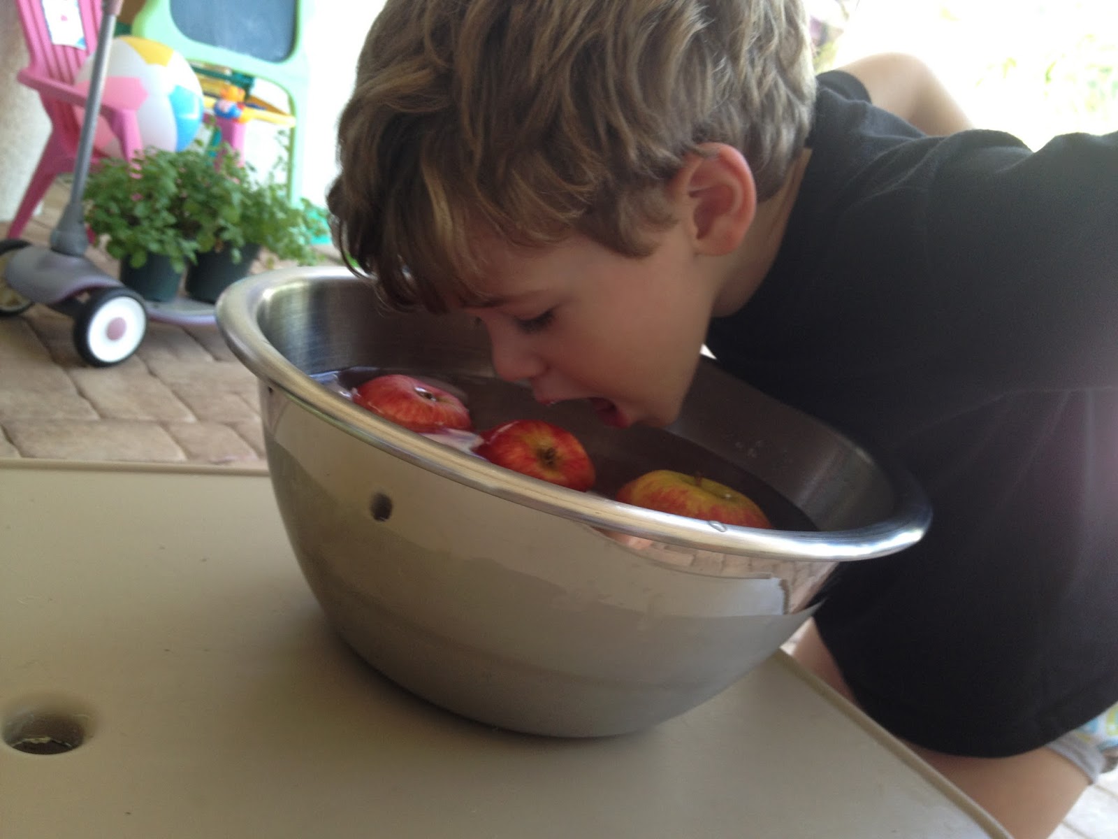 Игра достань яблоко из воды. Bobbing for apples halloween. Игры bobbing for apples liquid generation. Игры с яблоками. Wiki bobbing.