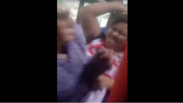 VIDEO: Se pelean mujeres por un asiento en transporte público de Monterrey