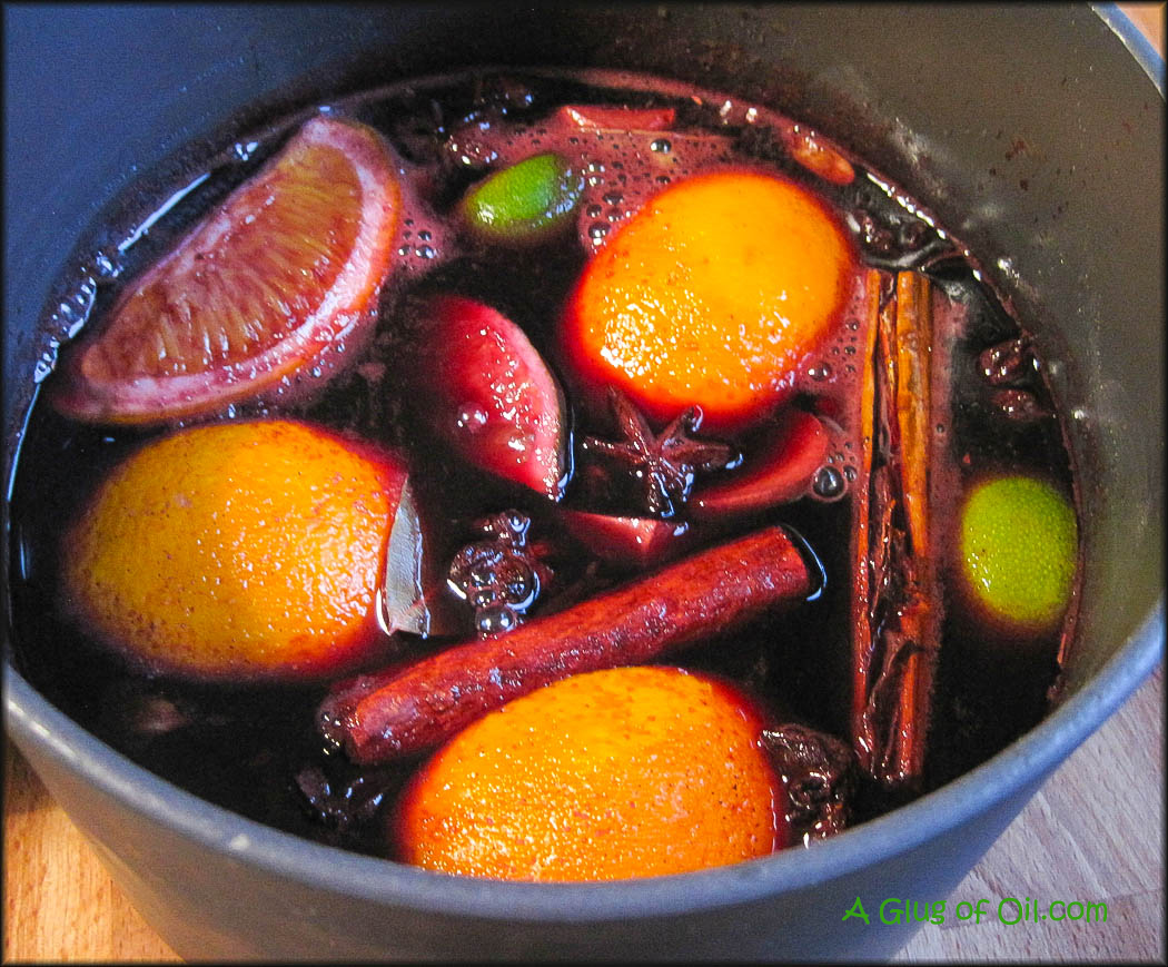 Mulled wine recipe Mulled wine in a saucepan