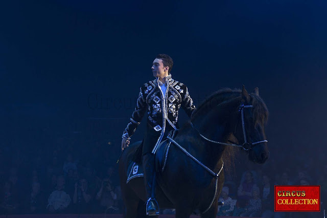 avec un costumes en velours noir brodé d'argent