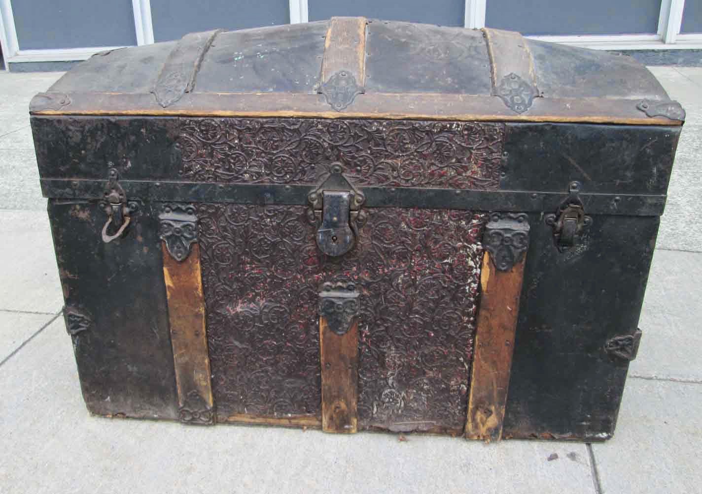 UHURU FURNITURE & COLLECTIBLES SOLD Antique Treasure Chest 75