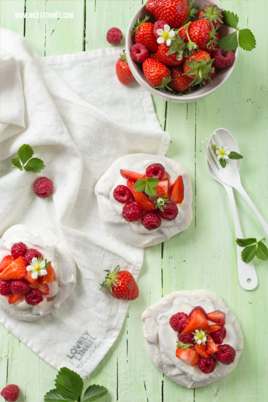 Pavlova Rezept Pavlova Torte Erdbeeren Himbeeren Sahne baiser #pavlova #meringue #baiser #torte #sahne #pavlovarezept #erdbeeren #himbeeren