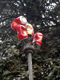 Latas de cerveza clavadas en el tridente del dios Neptuno de la plaça de la Mercè