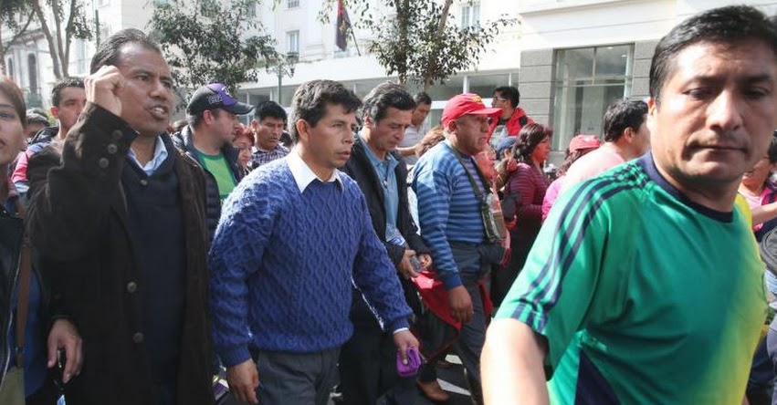 Video muestra a profesores en huelga utilizando a alumnas en marcha en Andahuaylas Video muestra a profesores en huelga utilizando a alumnas en marcha en Andahuaylas