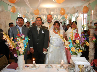 Ein Bäckerpaar aus Mar del Plata Argentinien heiratet im Pfarrsaal von Esmoraca