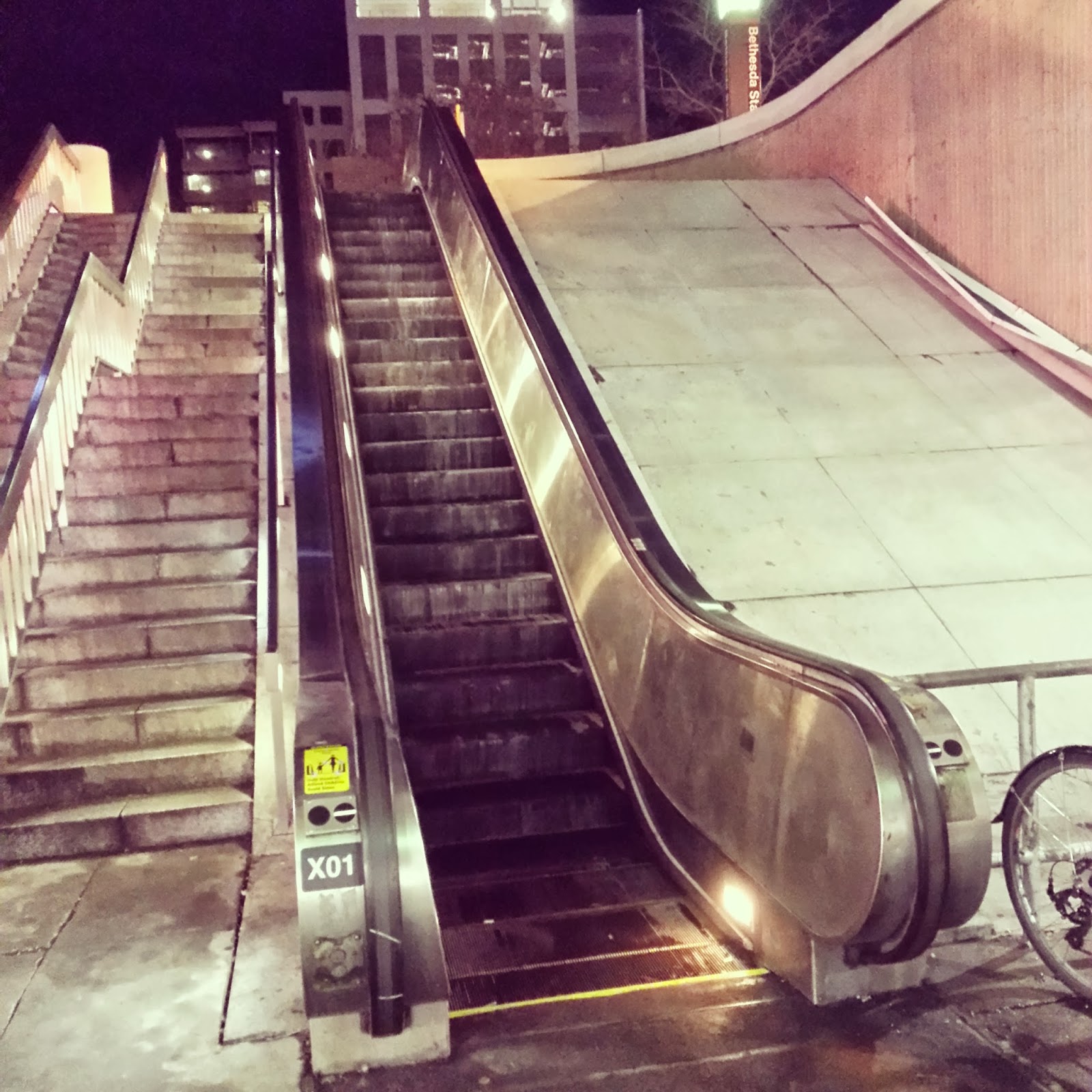 Что находится под эскалатором в метро Что находится под эскалатором в метро