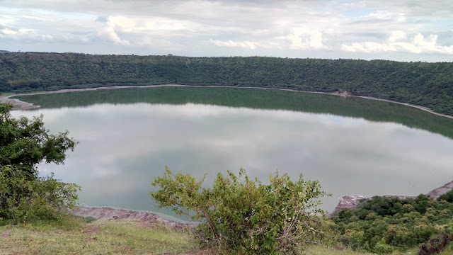 lonar-lake-sarover-crater-lake-photos