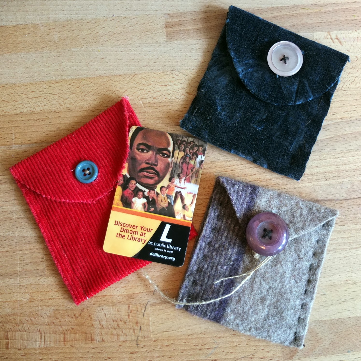 Library card holder (free pattern)