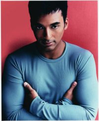 Jon Secada Foto de Jon Secada posando