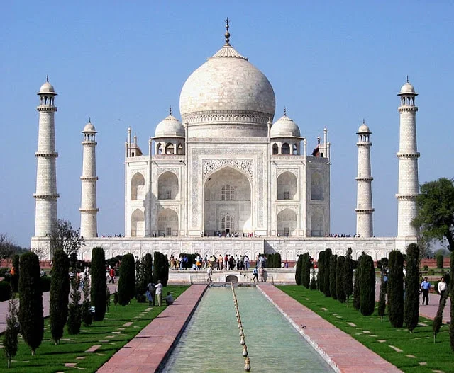 Taj Mahal di Agra. Shah Jahan membangunnya sebagai mausoleum untuk mengenang istrinya, Mumtaz Mahal. UNESCO memasukkannya ke dalam daftar Situs Warisan Dunia.