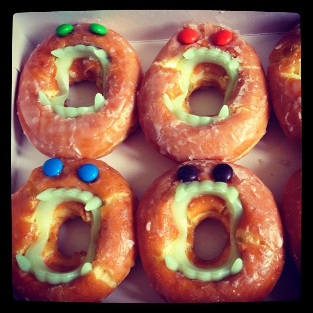 makanan ringan yang lezat menyeramkan dengan tema halloween