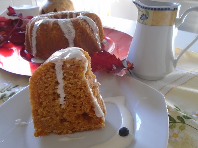 Bundt Cake de calabaza con salsa de queso