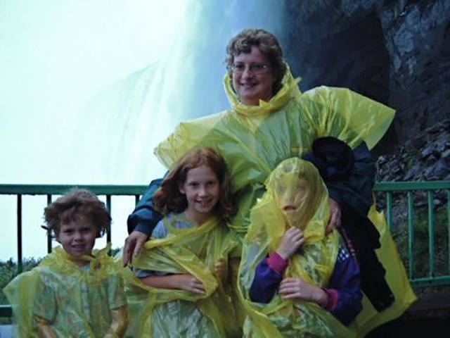 29 Some Truly Awkward Vacation Photos.