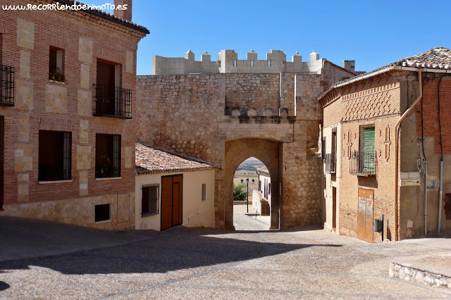 Vista interior de la Puerta de Sta. María, Hita.