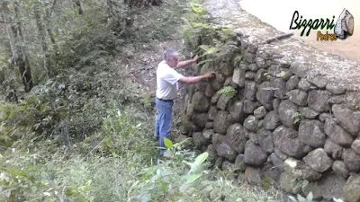 Bizzarri examinando o vazamento de um lago com parede de pedra do rio. Um lago já antigo que o proprietário não conseguia encher o lago e também não foi deixado  o cano de vazão da água no fundo do lago, onde vamos raspar essa parede de pedra e concretar , pôr o cano de fundo para poder fazer o esgotamento da água quando necessário, sendo obra em sítio em Nazaré Paulista-SP. 03 de abril de 2017.