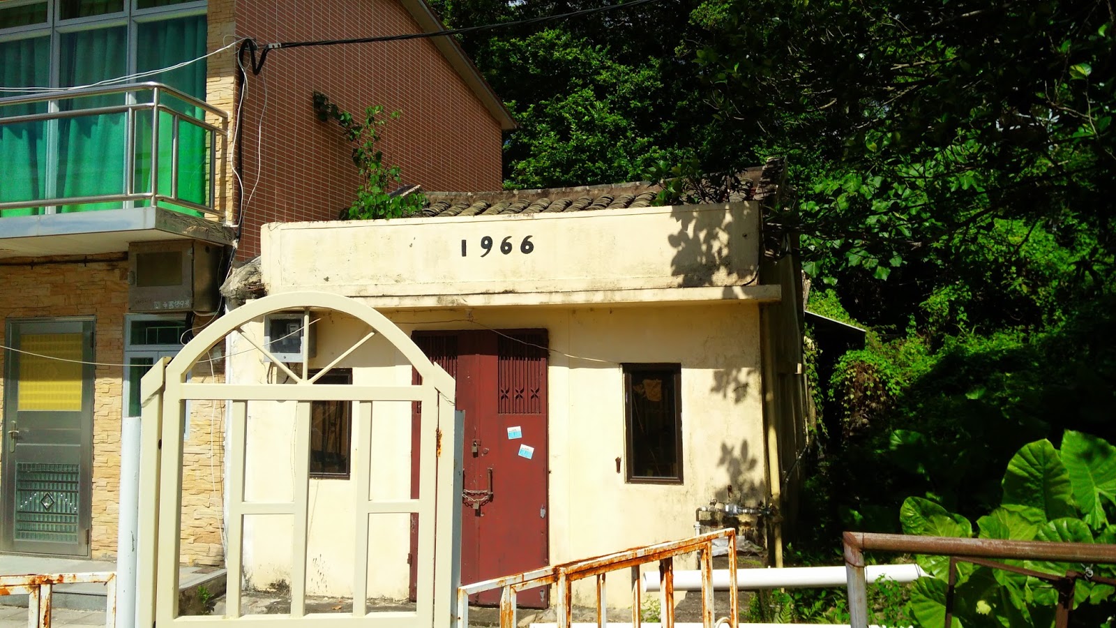 黑老闆說︱香港塔門半日遊 黑老闆香港塔門半日遊_前往塔門公園路上經過幾間民居,為什麼拍照?因為黑老闆也是1966年生的,哈哈!