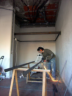 Cómo hacer un altillo en un garaje con escalera abatible y quita miedos