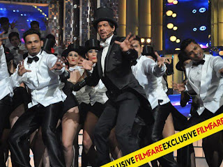 Shah Rukh Khan at Filmfare Awards -2013 stage performance stills