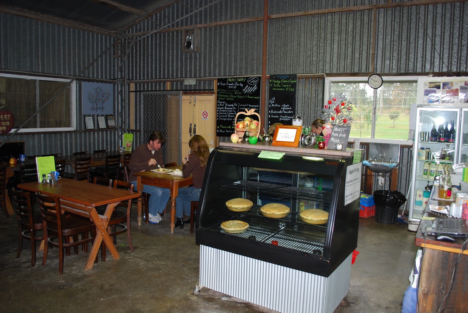 Food Trek Reviews Sutton's Farm Licenced Cafe, Thulimbah, Queensland.