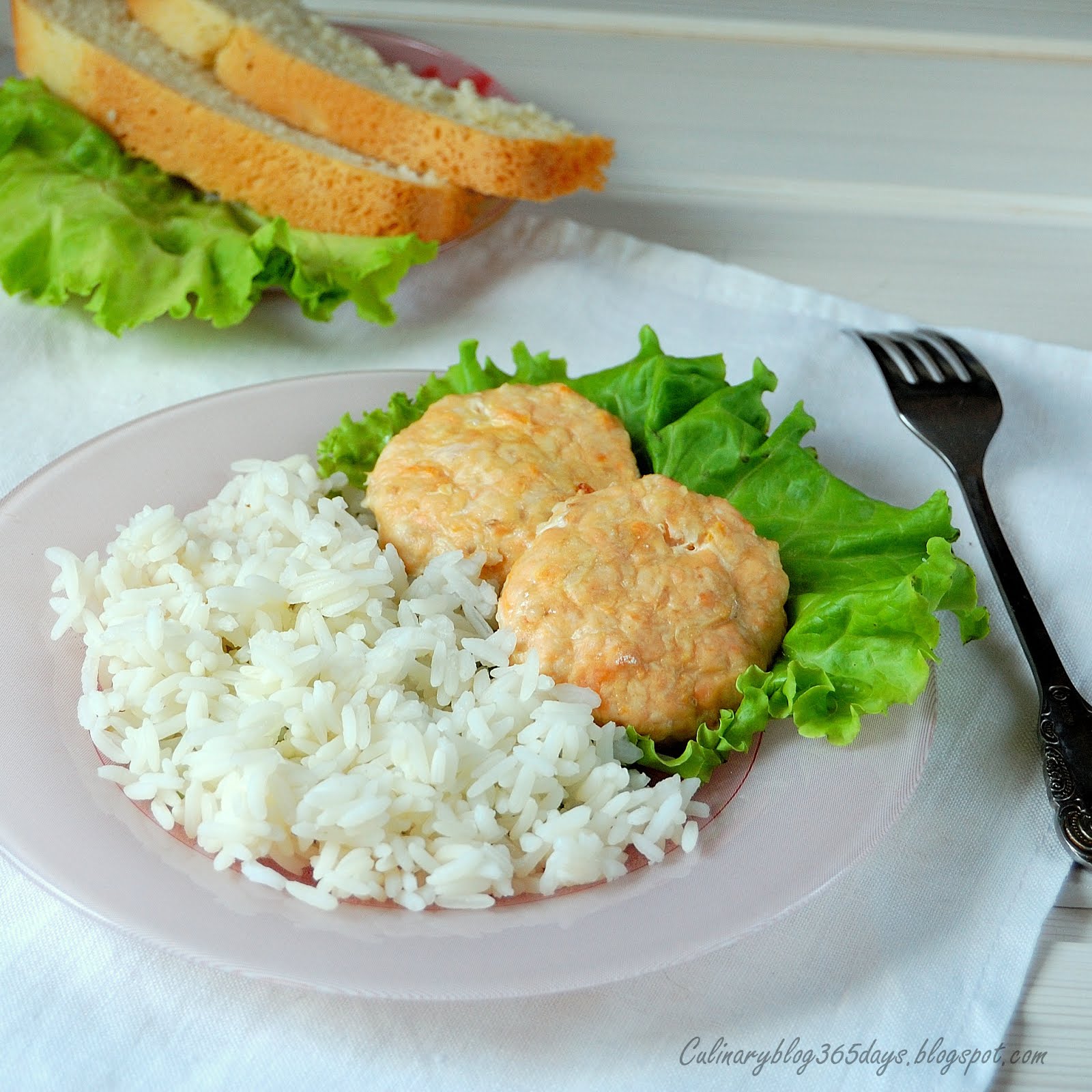 Рыбная котлета с рисом фото. Рис с котлетой фото. Рис с котлетой. Мясные котлеты с рисом. Мясные котлеты с рисом.