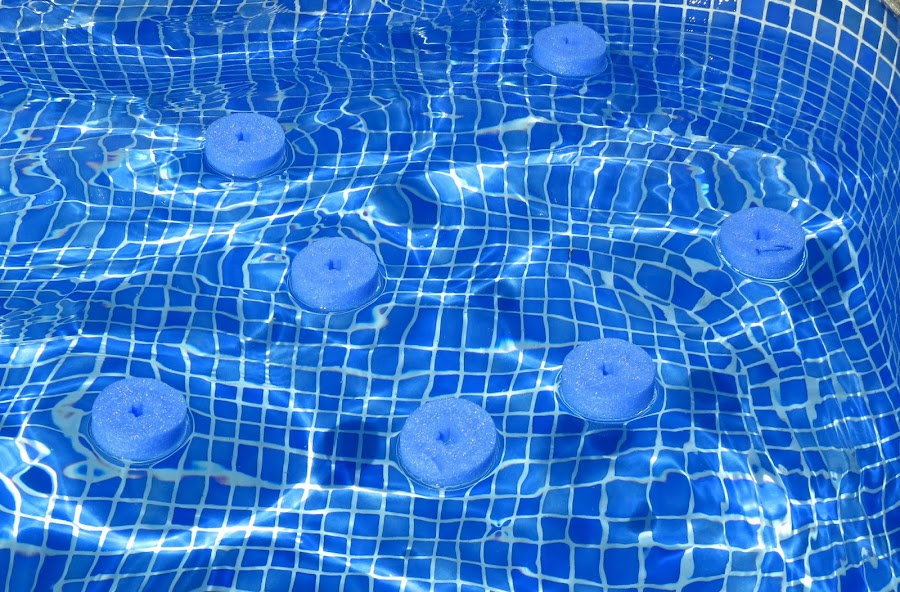 Juguete hecho con churros de piscina preparado para empezar a jugar